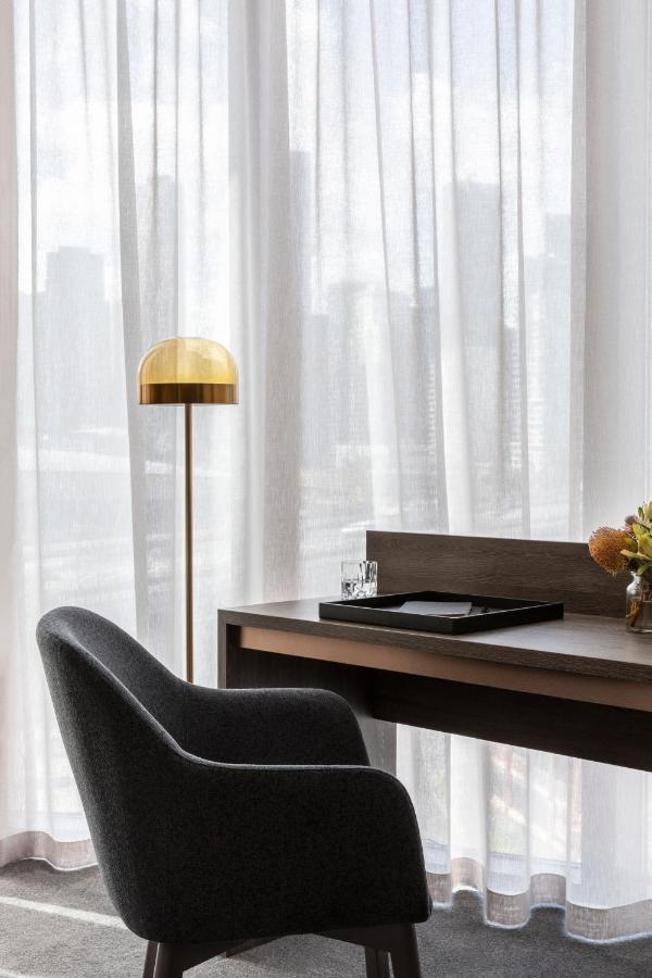 Апарт отель Oakwood Premier Мельбурн Экстерьер фото A floor lamp