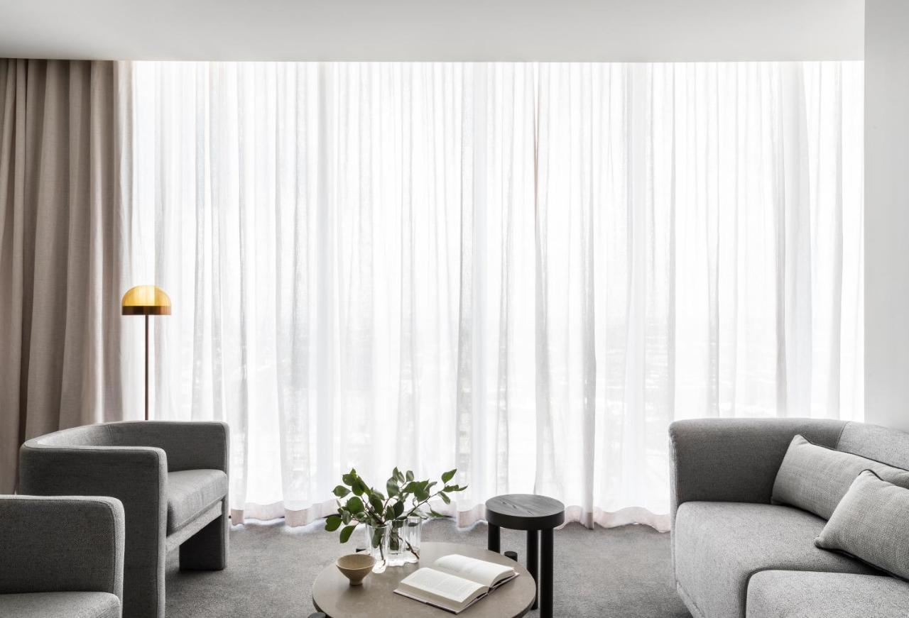 Апарт отель Oakwood Premier Мельбурн Экстерьер фото A living room with sheer curtains