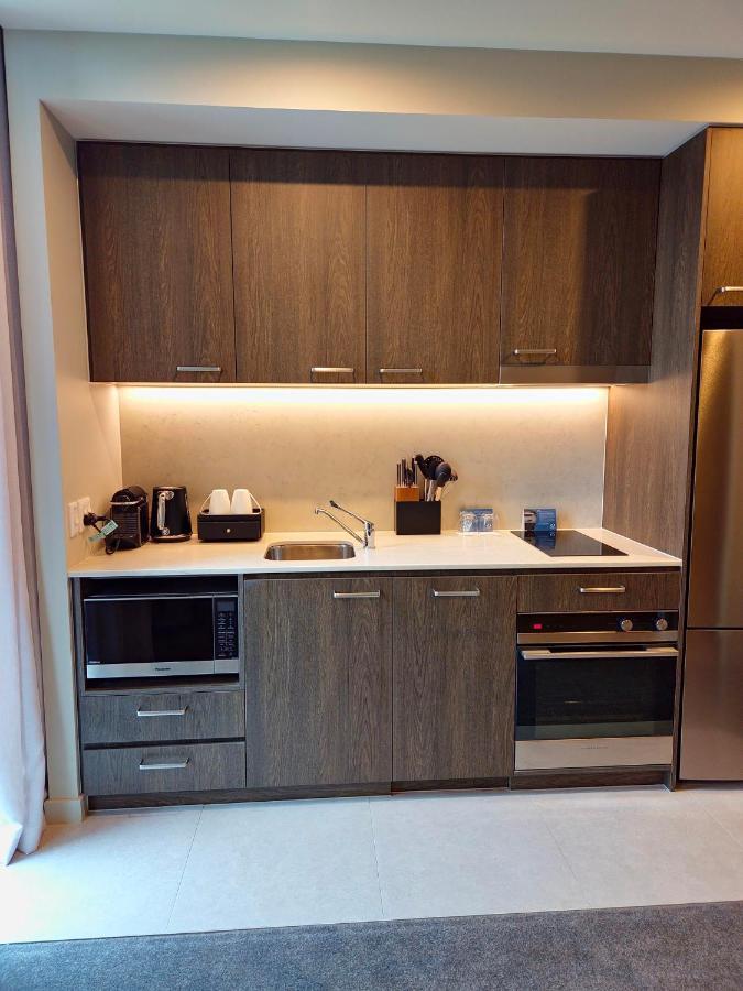 Апарт отель Oakwood Premier Мельбурн Экстерьер фото Kitchenette in a hotel room